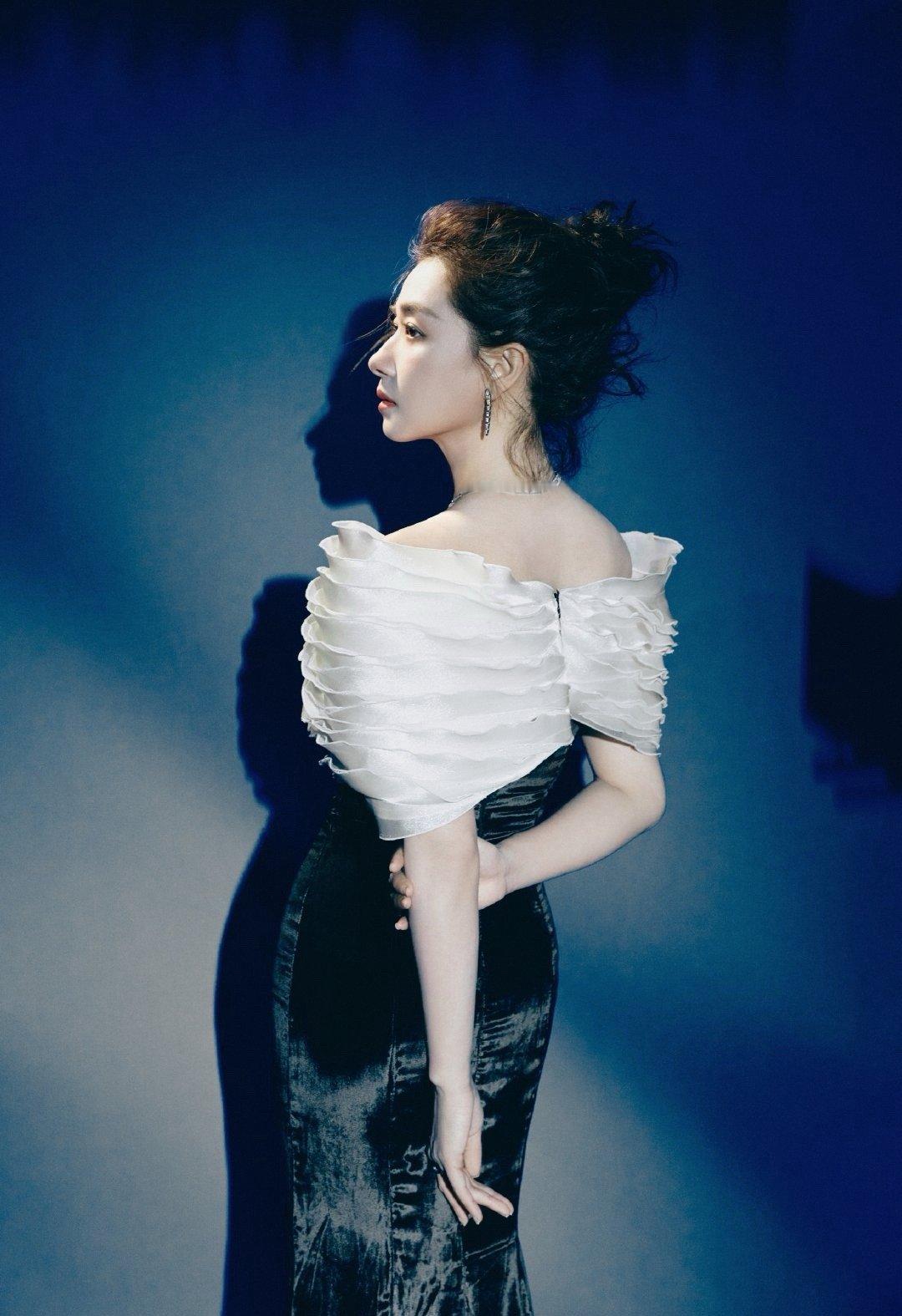 万茜｜黑白拼接丝绒鱼尾裙🖤不对称层叠肩设计太惊艳​​​