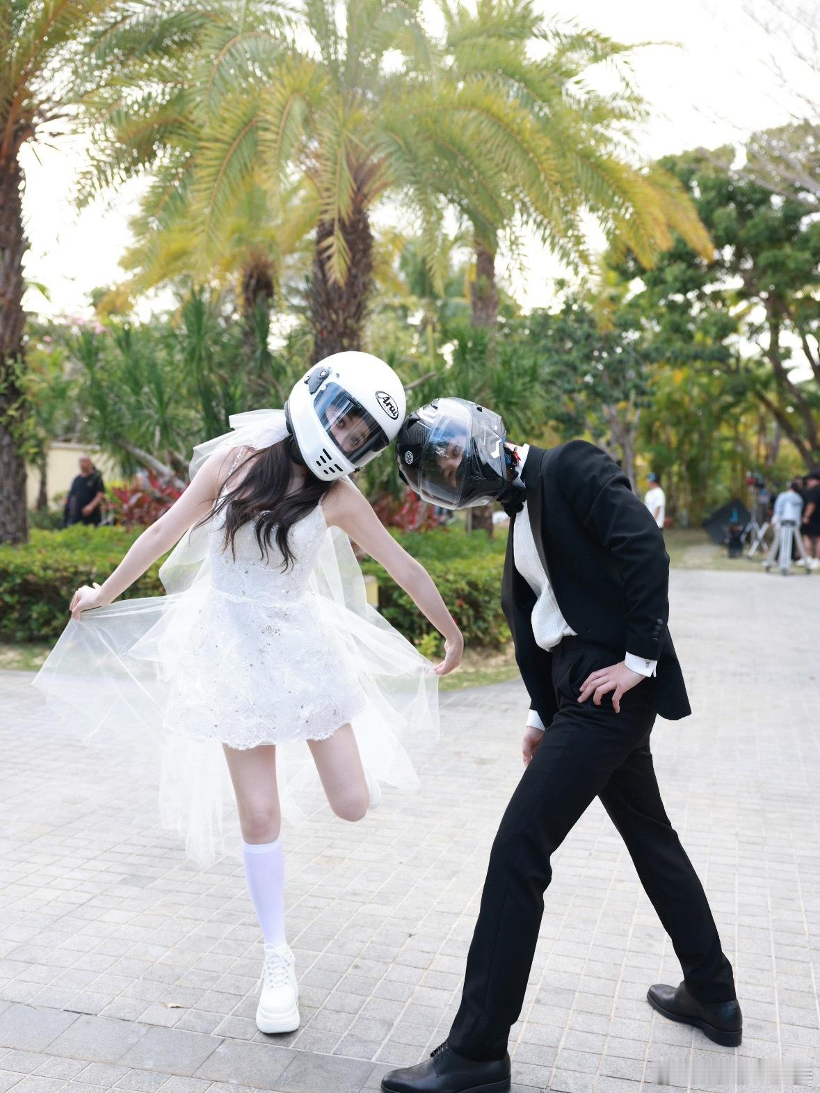 你不得不承认，这个暮暮、朝朝很会拍婚纱照，啥风格都有可以当作模版直接用了哈哈哈