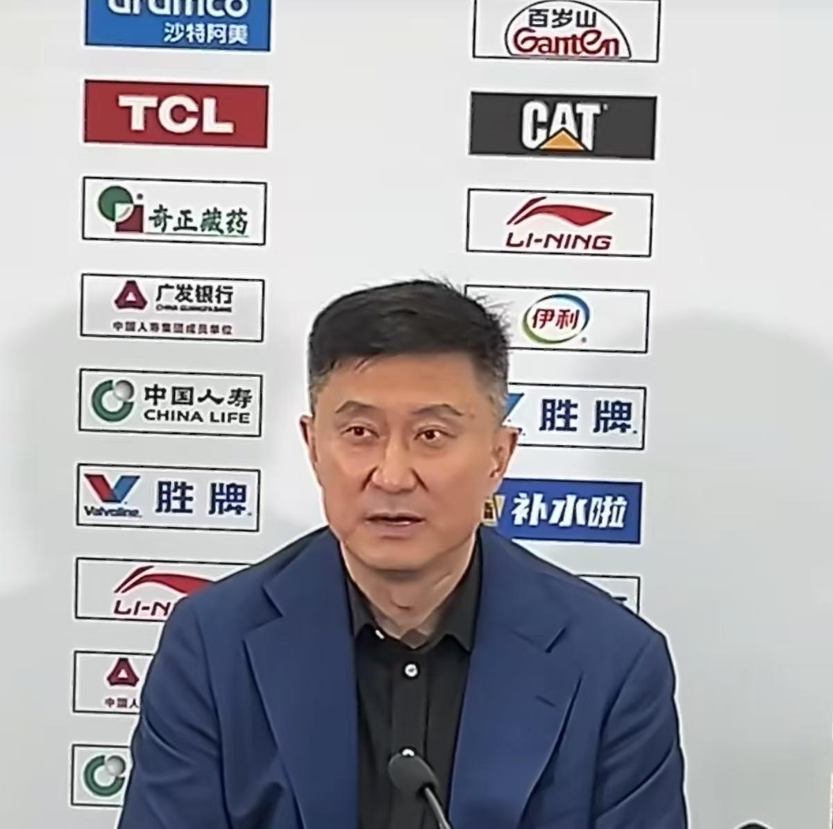 广东遭北京2-1淘汰，没想到赛后杜锋这么说，球迷都笑了！今晚的CBA季后赛1