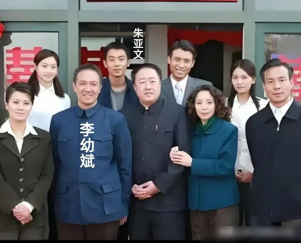 能认出这张老剧照里6个人的，全中国没几个！发图的作者自己找了半天，只认出李乃文、朱亚文、李幼斌夫妇四