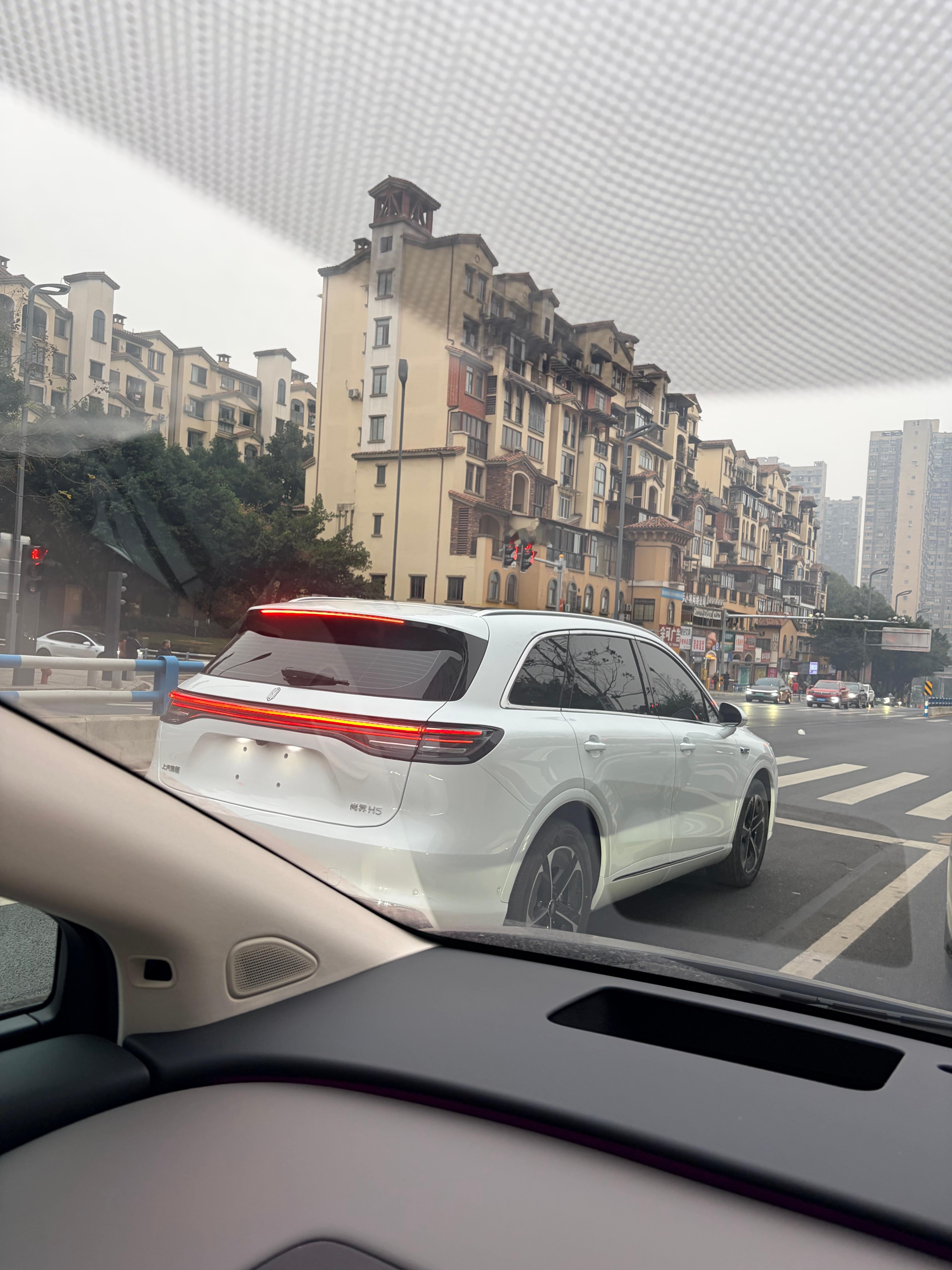 第一次在路上看到尚界H5，感觉这屁股还行，车头差点意思/