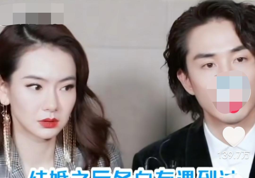 主持人问戚薇夫妻:“结婚之后，有异性向你俩示好吗？”李承铉诧异戚薇有，她回:“示