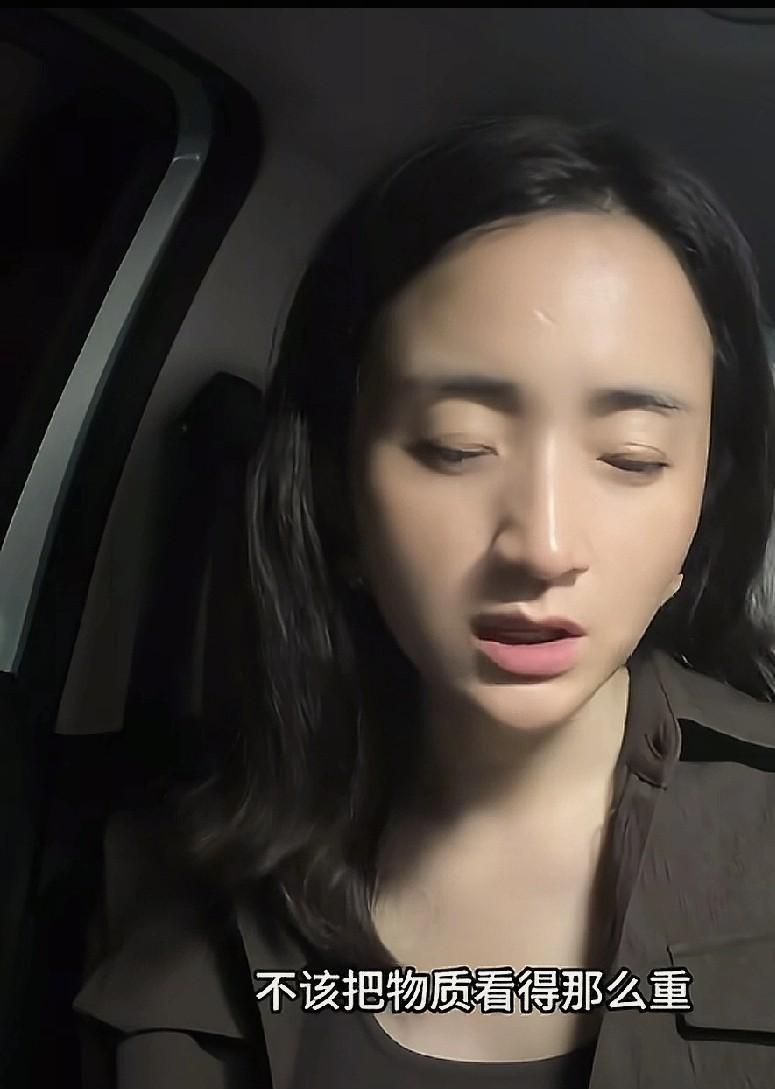 大龄网红剩女雅典娜后悔了，后悔年轻时太看重物质，把合适的人拒之门外。大龄网红剩