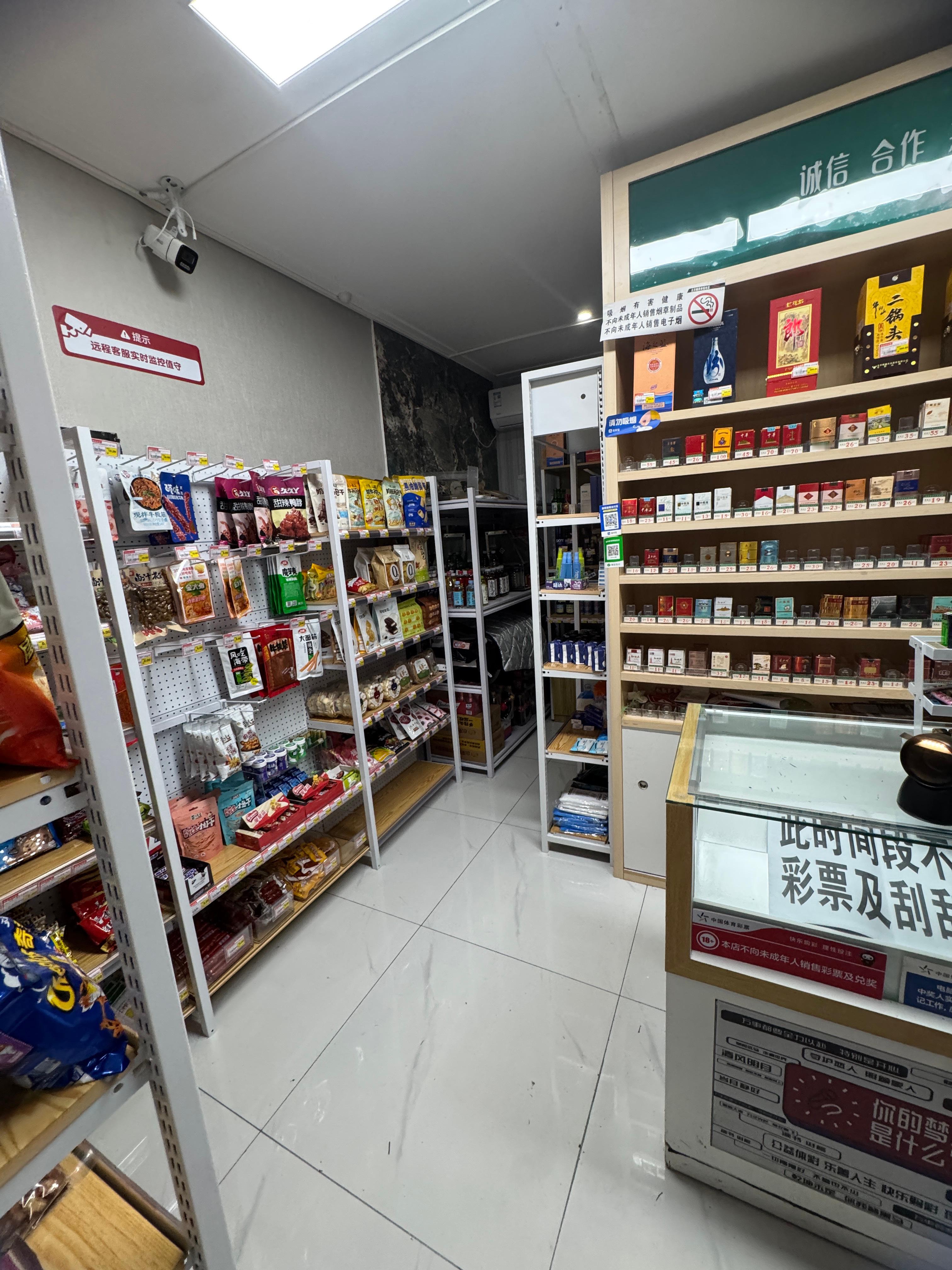 这无人便利店进去之后我和另外一个姑娘都不知道怎么结账然后就听见喇叭：扫那个黑盒子