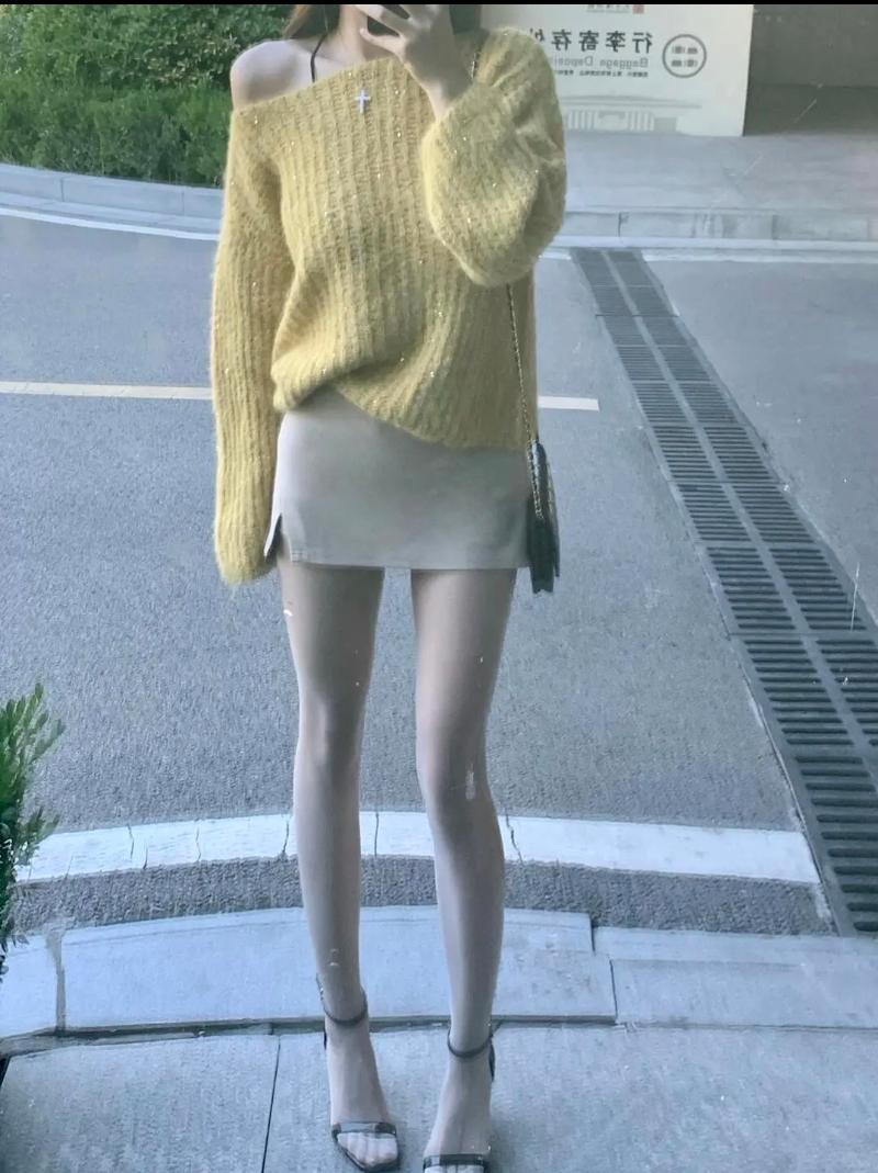 如何彰显穿搭的高级感?毛衣配高跟凉鞋，冰冷又保暖