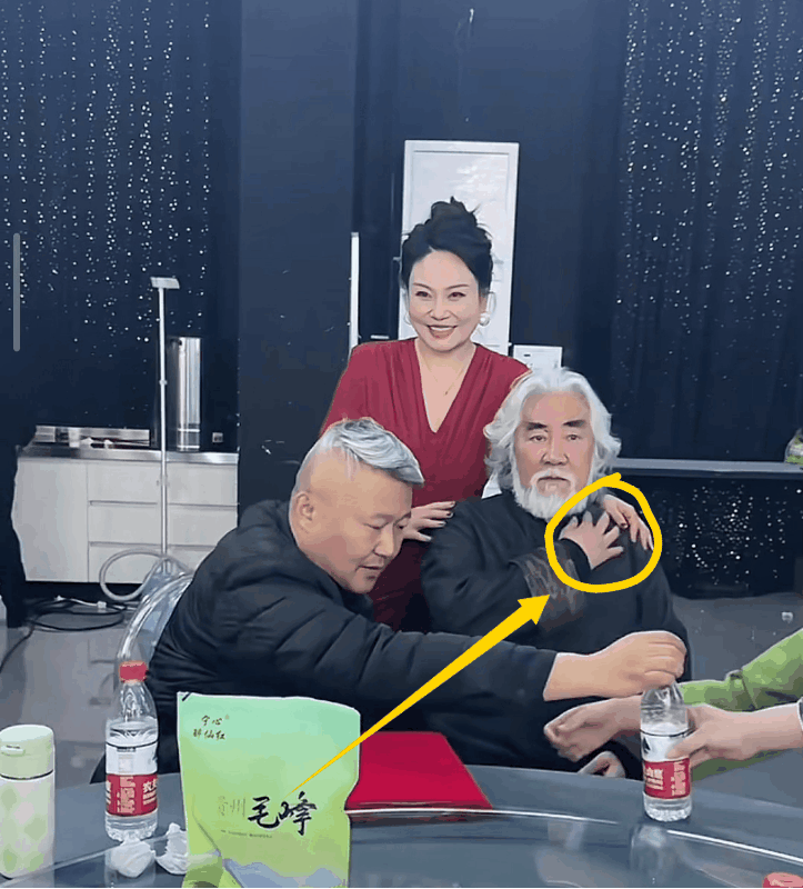 终于理解，张纪中为什么自己送娃！在某饭局上，有女子手搭在张纪中肩膀上拍照，张导