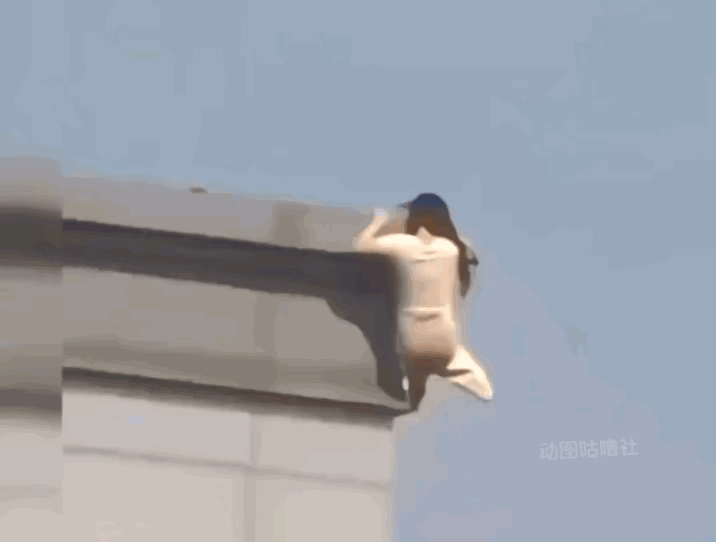 太吓人了！一位穿粉色裙子长发女孩想轻生，爬上高楼大厦一角墙外侧，正想松手跳下去