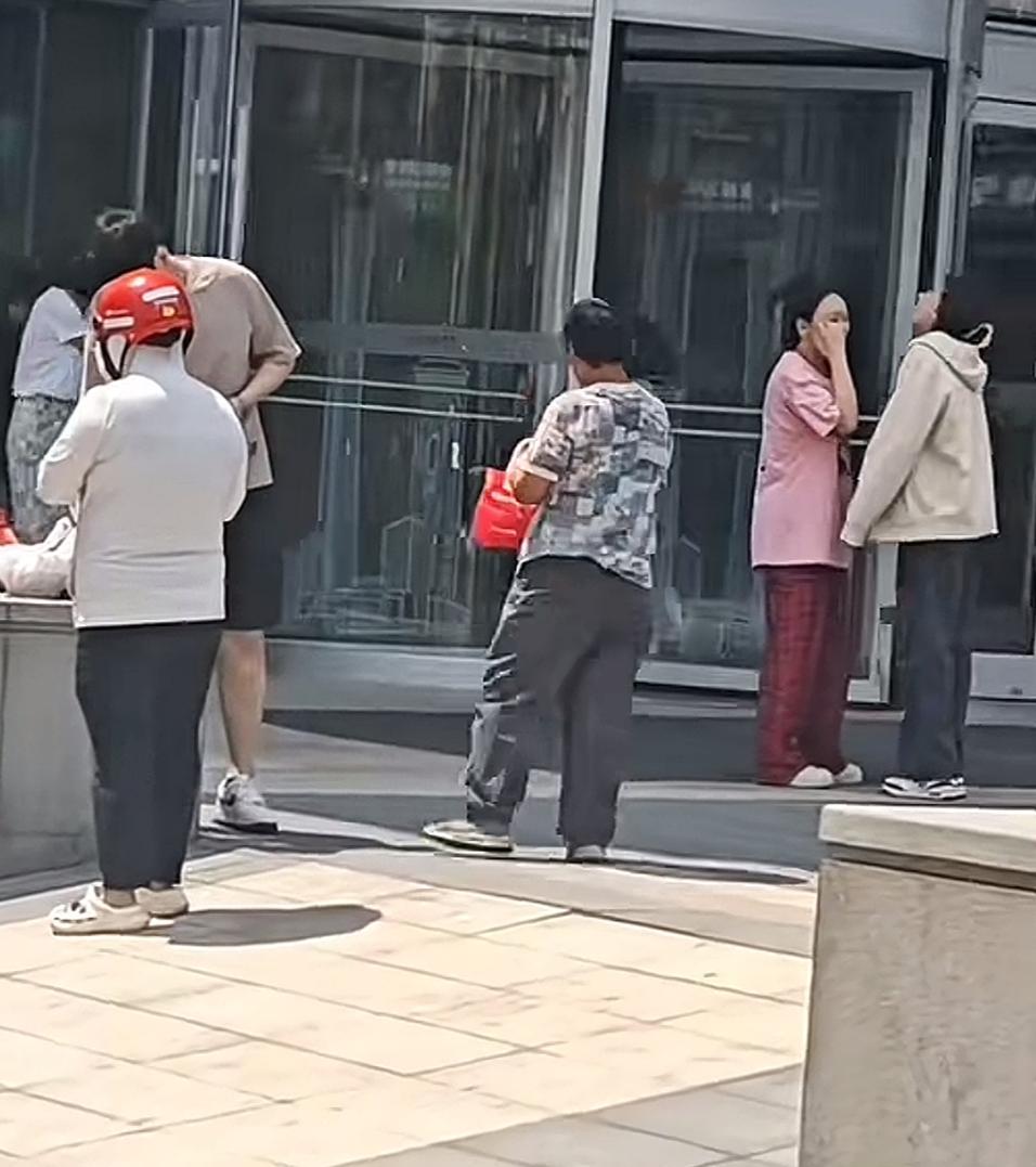 近日，辽宁省沈阳市的一名外卖骑手发布一段视频：在中海寰宇A2座，发现一位身穿白