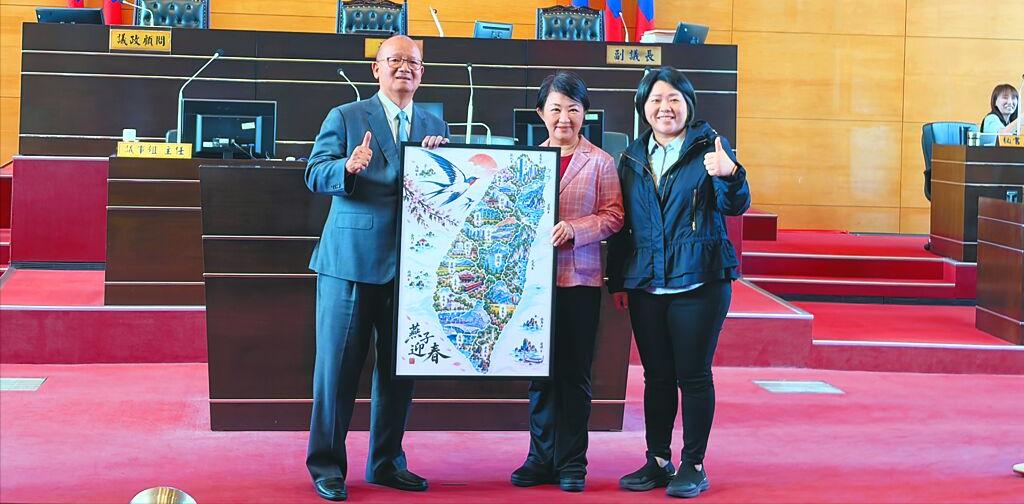 台中市议会送卢秀燕台湾地图，喊“燕子护台”，力拱参选2028大选台“立法院长”
