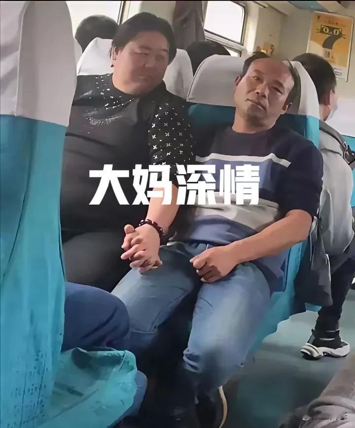车厢一幕让人窒息：50岁大妈大腹便便疑似有喜，孕妻满眼爱意，与老公十指紧扣，丈夫