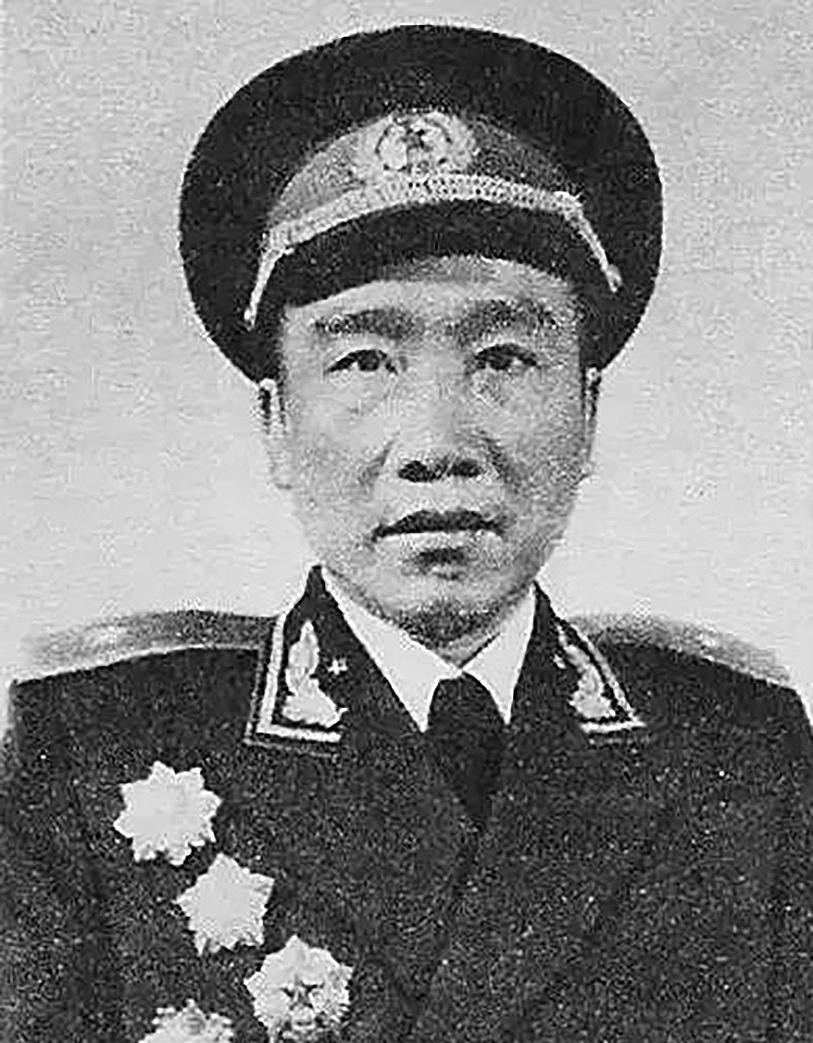 1934年，一个农民出卖了小红军的藏身处，正当敌人扬刀砍杀红军时，农民却上前喊道