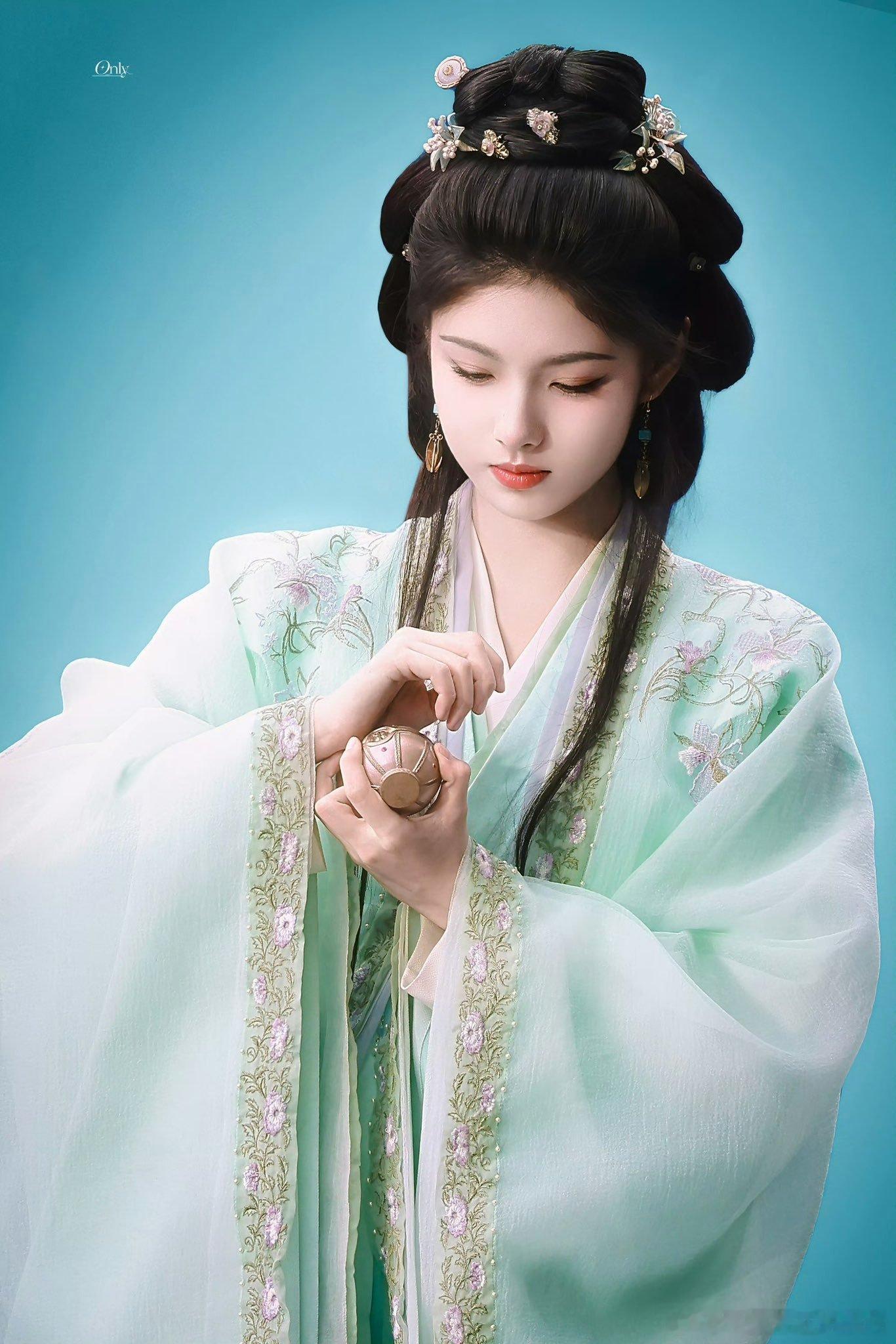 艾米在《雀骨》里的造型都还蛮好看的，比较符合古偶女主文字描述里那种美丽的青葱少女