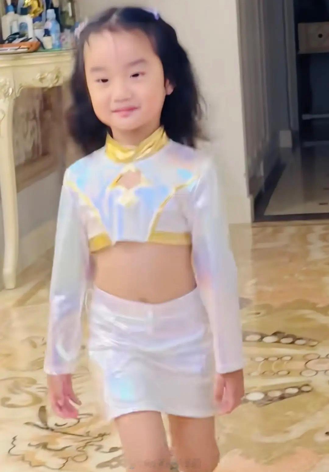 李亚鹏小女儿在家里走秀，4岁李夏年龄不大却很自信，小丫头穿着演出服走猫步，暑假烫