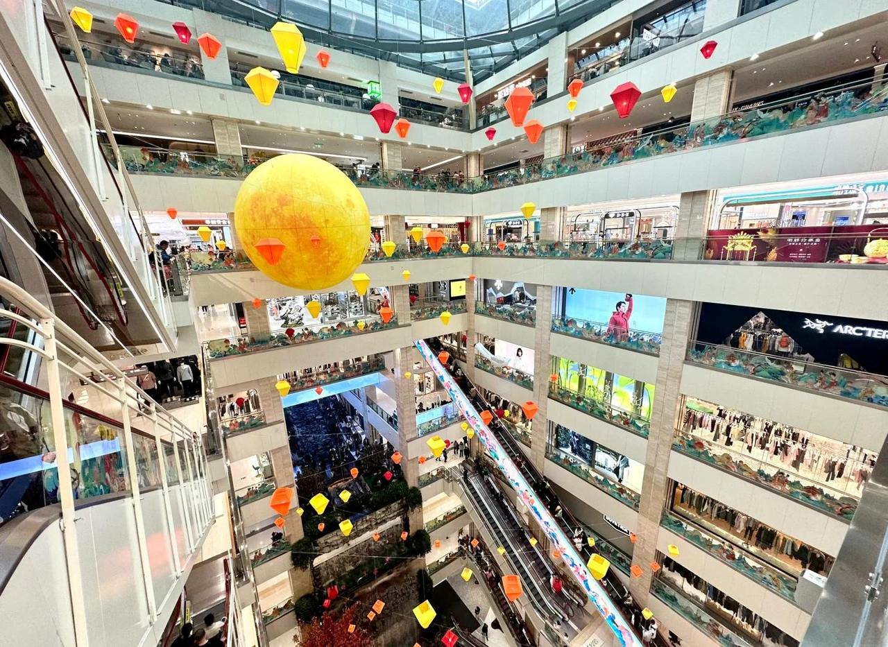 西安赛格，又出事了。一个身家过亿、巅峰期400多家店的60多岁老商户，从全国排