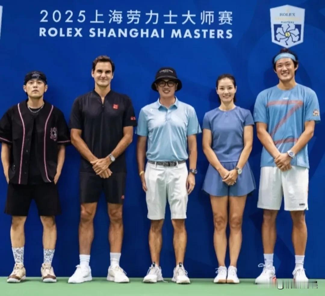周杰伦终于在上海劳力士大师赛跟自己的偶像费德勒合影了！站在偶像旁边的周董，有点