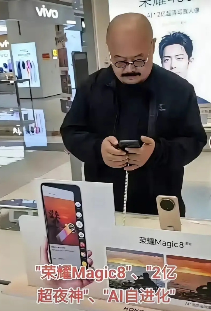 没想到刀郎也是荣耀的忠实用户！荣耀旗舰新品Magic8发布后，刀郎也到现场亲身体
