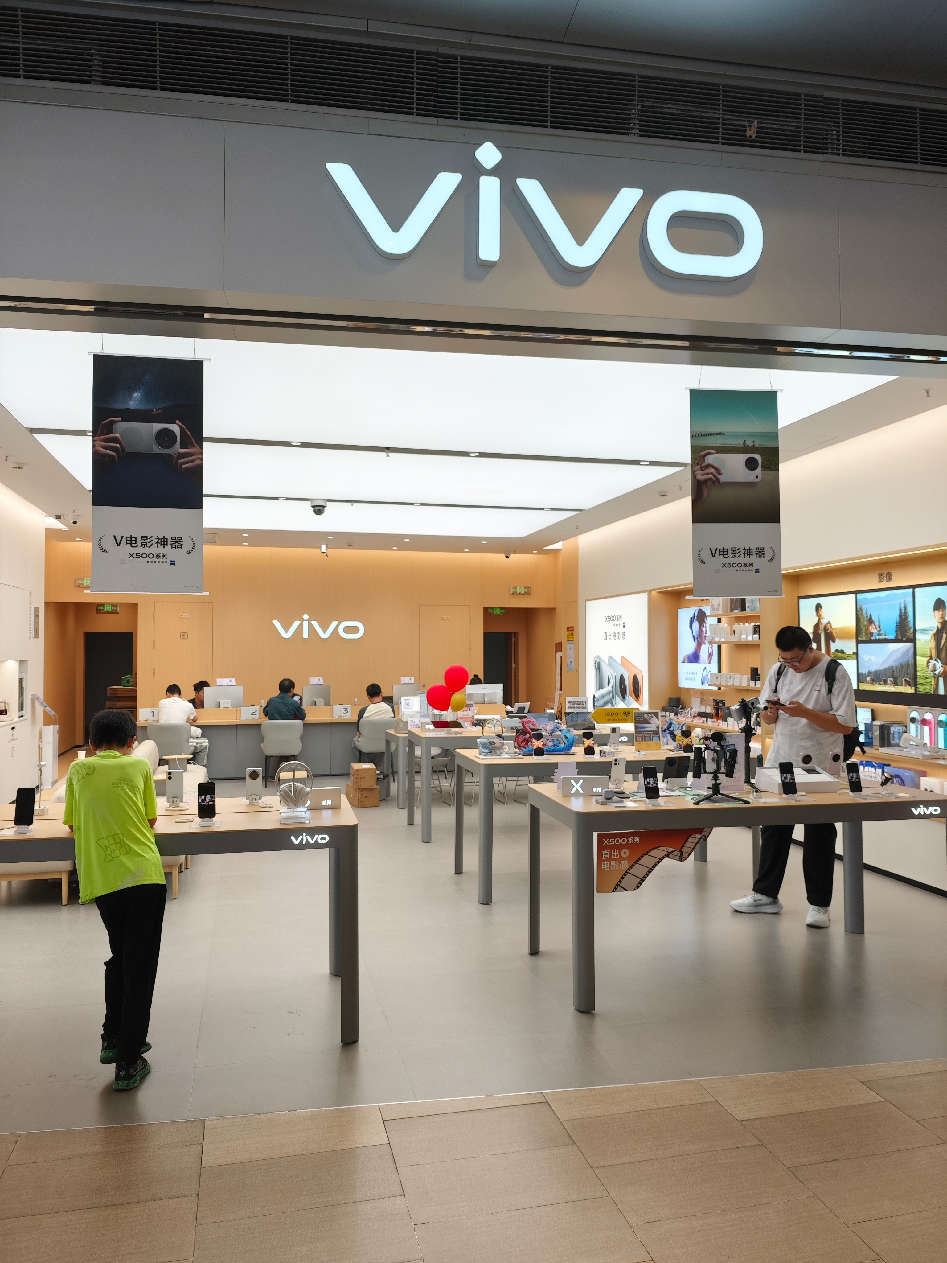 数码闲聊站vivo官方授权服务中心！这个店不错，沙发椅子都有，沙发旁边