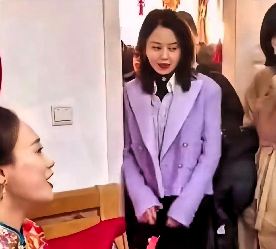 辛芷蕾砸150万给弟办婚礼，蹲角落递茶水！这明星活得比人设真！她穿小香风却素面