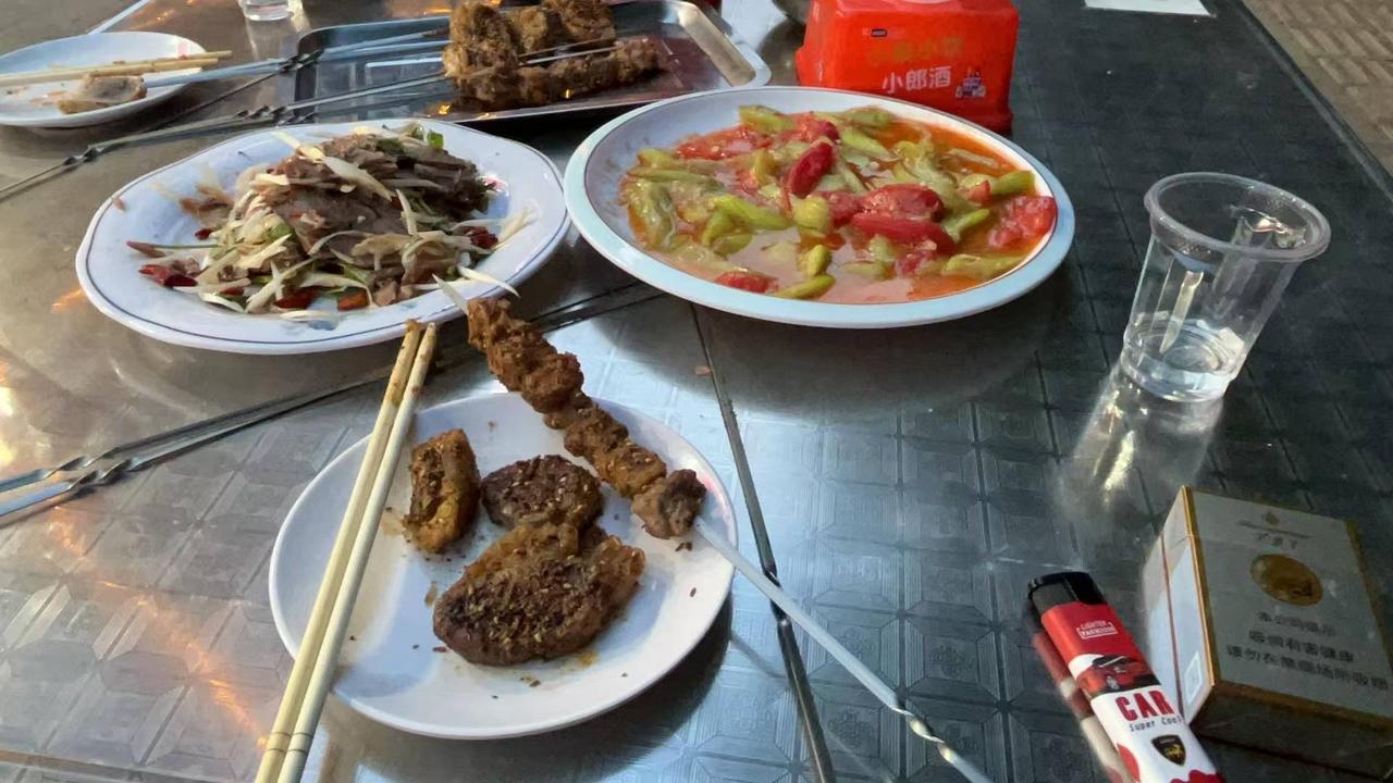 家常小炒青椒番茄，真是绝了！它就是妥妥的下饭神器。做法简单，先把西红柿切块、大