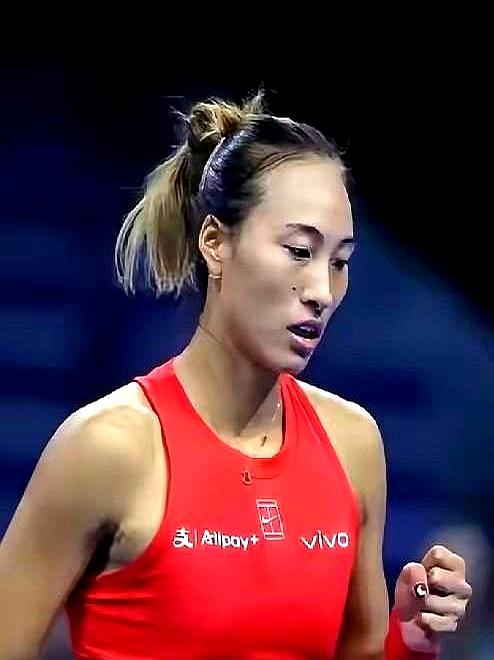 不整容、不厚粉，打完球满身汗，24岁的郑钦文却让迪奥、劳力士主动排队。她1米7