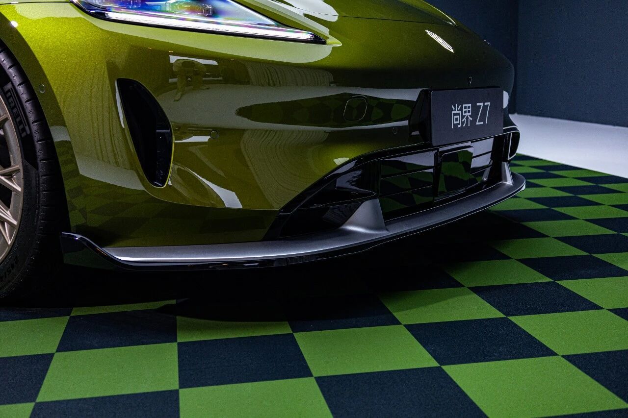 尚界Z7请问，这个20英寸金轮毂+运动套间+琥珀金绿帅吗？真的，客观评价。原