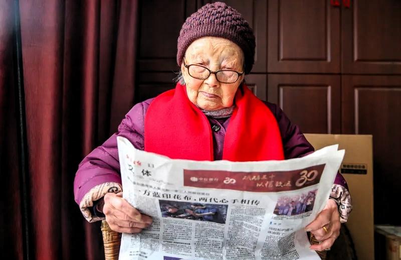 96岁的老太太想离婚。人家法官在这边劝说：你老汉都98岁了你俩都结婚结了70多年