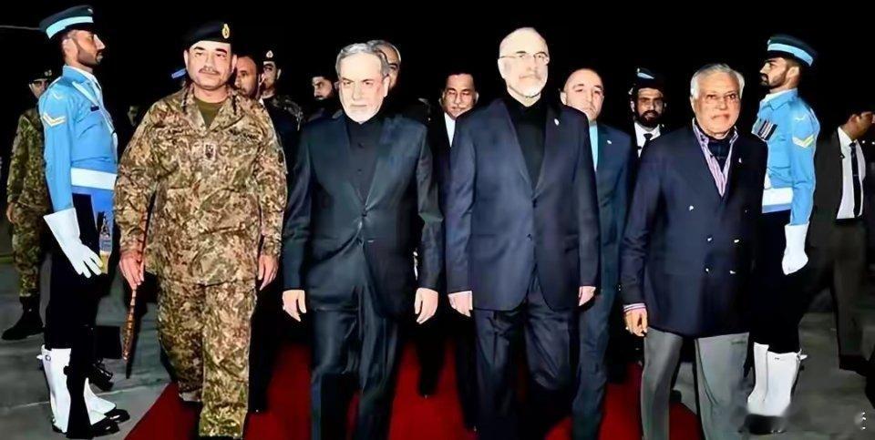 歼10直飞伊朗，美以都没敢拦！谁也没想到，背后藏着一个天大的局1歼10直飞伊朗，