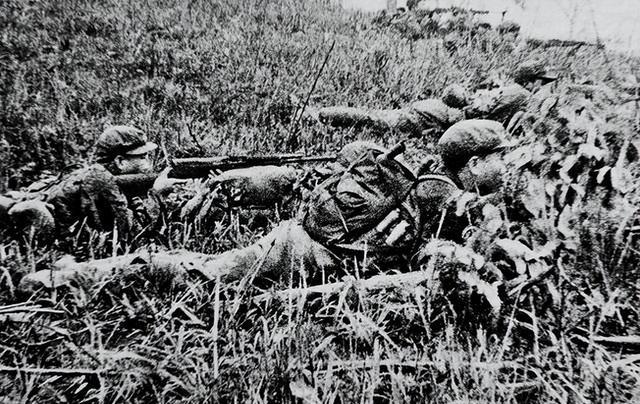 1979年3月2日，越南昆隆村阵地上，解放军战士何元海已杀红了眼。他端起机枪狂扫