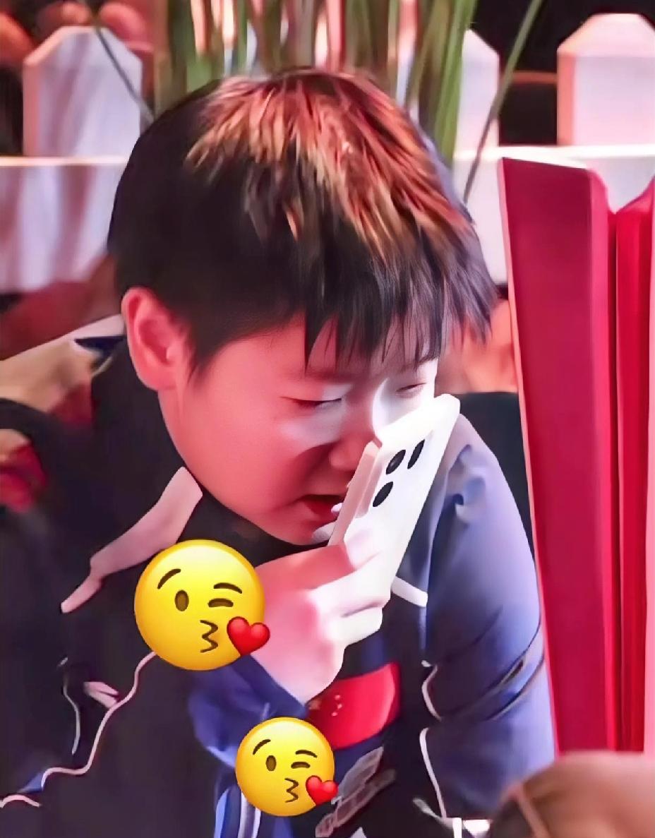 原来发语音要这样式的，莎莎干啥都那么可爱，一举一动都好可爱。看到莎莎发个