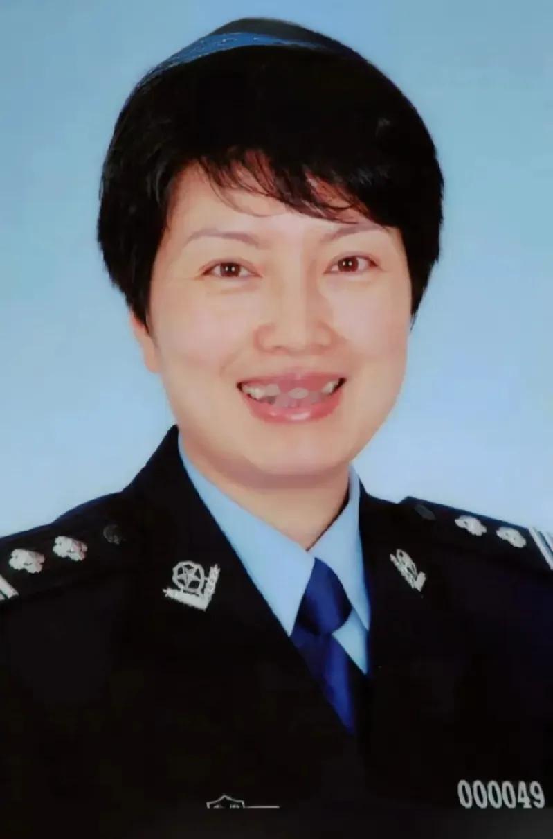 一个正处级的高级警长被查而已，为何比副部级落马还要轰动？一个正处级女警被查引