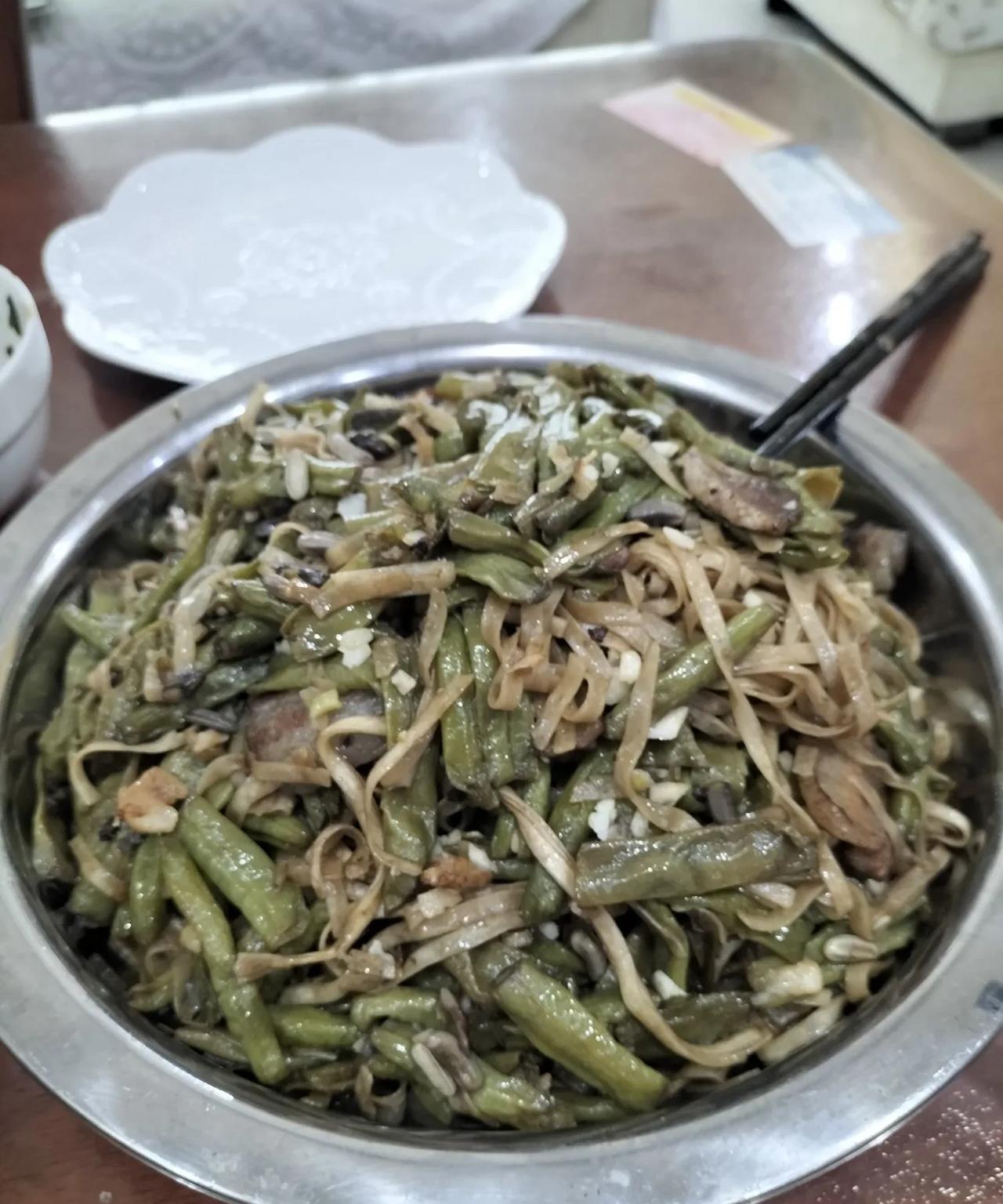 山东豆撅子下来了，连着两天焖面条。二姐自己种豆撅子，黄瓜，辣椒，每周都给我们捎