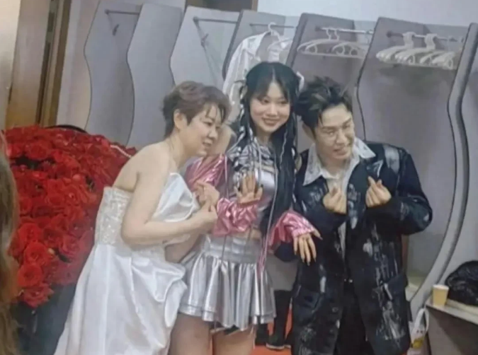 小沈阳和沈春阳结婚时的照片，那个时候也是帅哥美女，现在夫妻两个全力托举女儿出道也