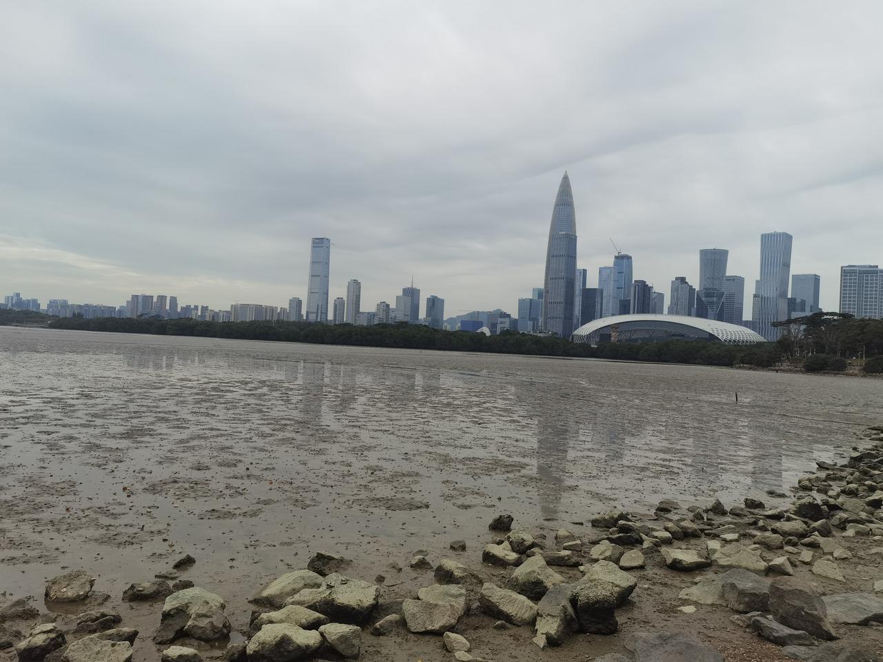 月薪3万加的年轻人也很节俭。今天儿子跟我聊天，聊到昨天他一个大学同学休假来深圳