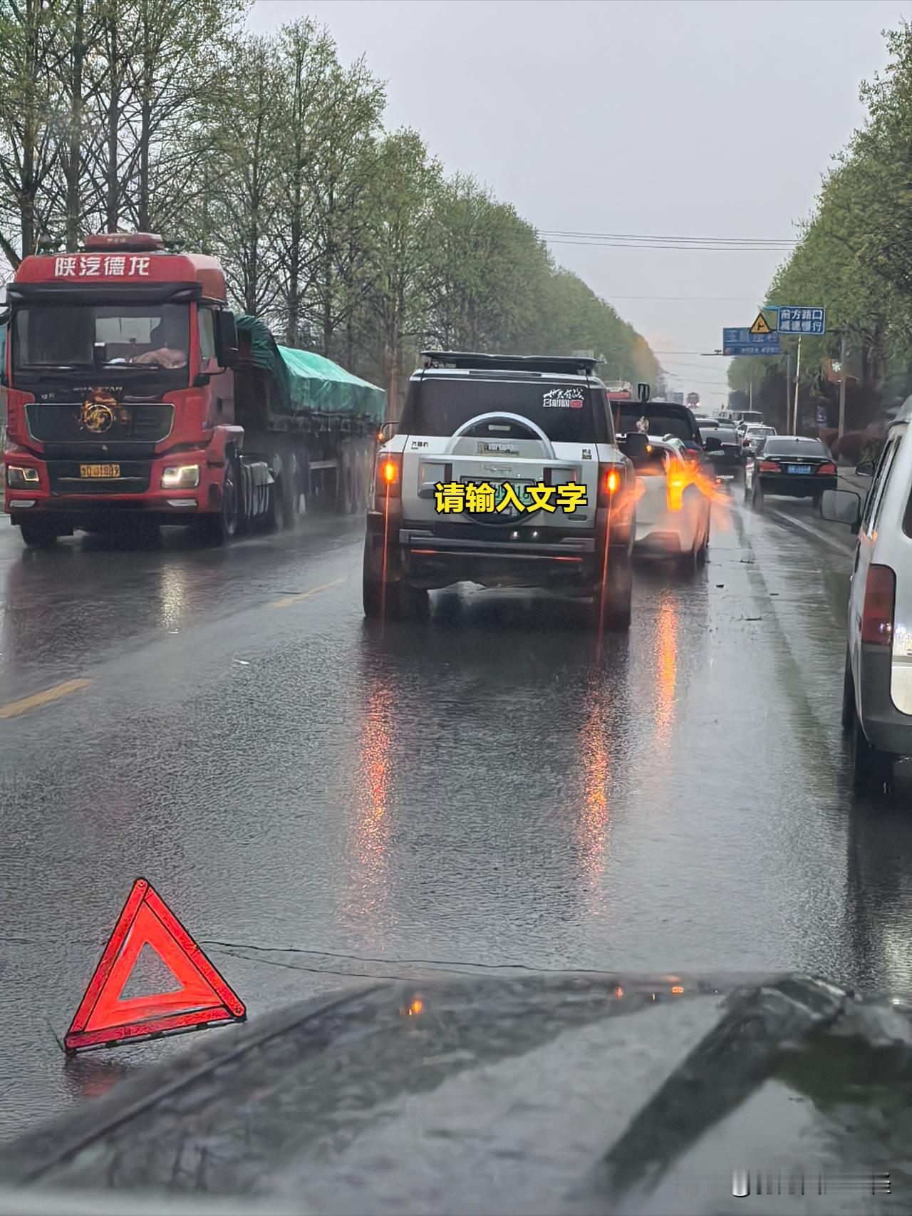 前面这车的屁股怎么凹进去了？后面这车的前脸怎么屁事没有？你这豹8也不是竞技杠