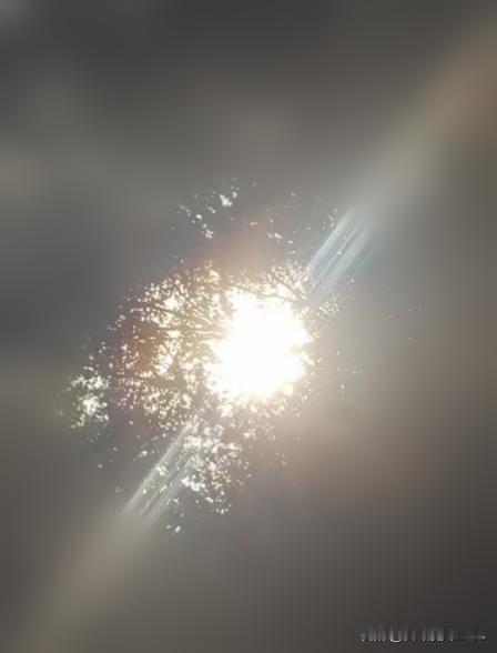 成都连撞7车事故警示：比驾照更难拿的，是“情绪驾照”。近日，在成都街头，一辆