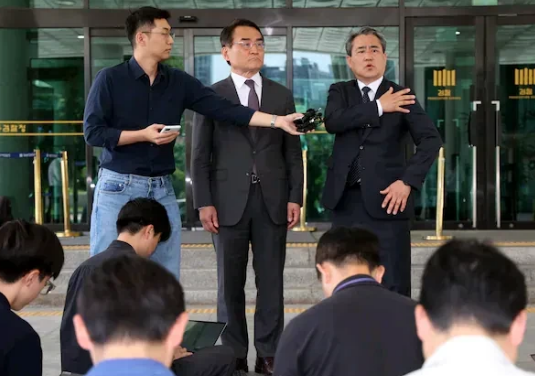 7日韩国前总统尹锡悦律师团就特检团队强行执行逮捕令一事提出强烈抗议，称将追究其法