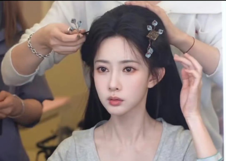 下半张脸，就是嘴那里，感觉看到了好多女明星不过她的妆终于换了，不是大眼影大红唇了