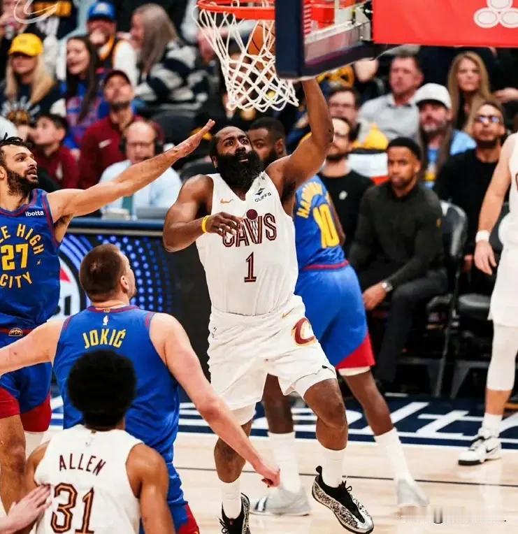 说实在的，快船那条破船确实不珍惜哈登。也确实耽误了哈登。不吹不黑，到了骑士队的