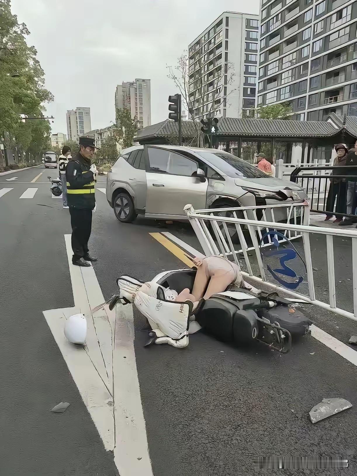 救命!一位骑车的美女被撞了，骑车的秋裤也被撞出了。围观的人，场面更尴尬的是，秋