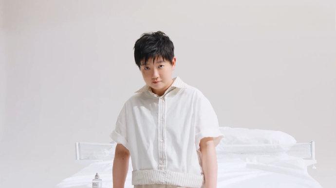 孙颖莎喧嚣凝固的瞬间，属于慵懒周末，恭喜莎莎解锁新代言，纯白look适配度太高了