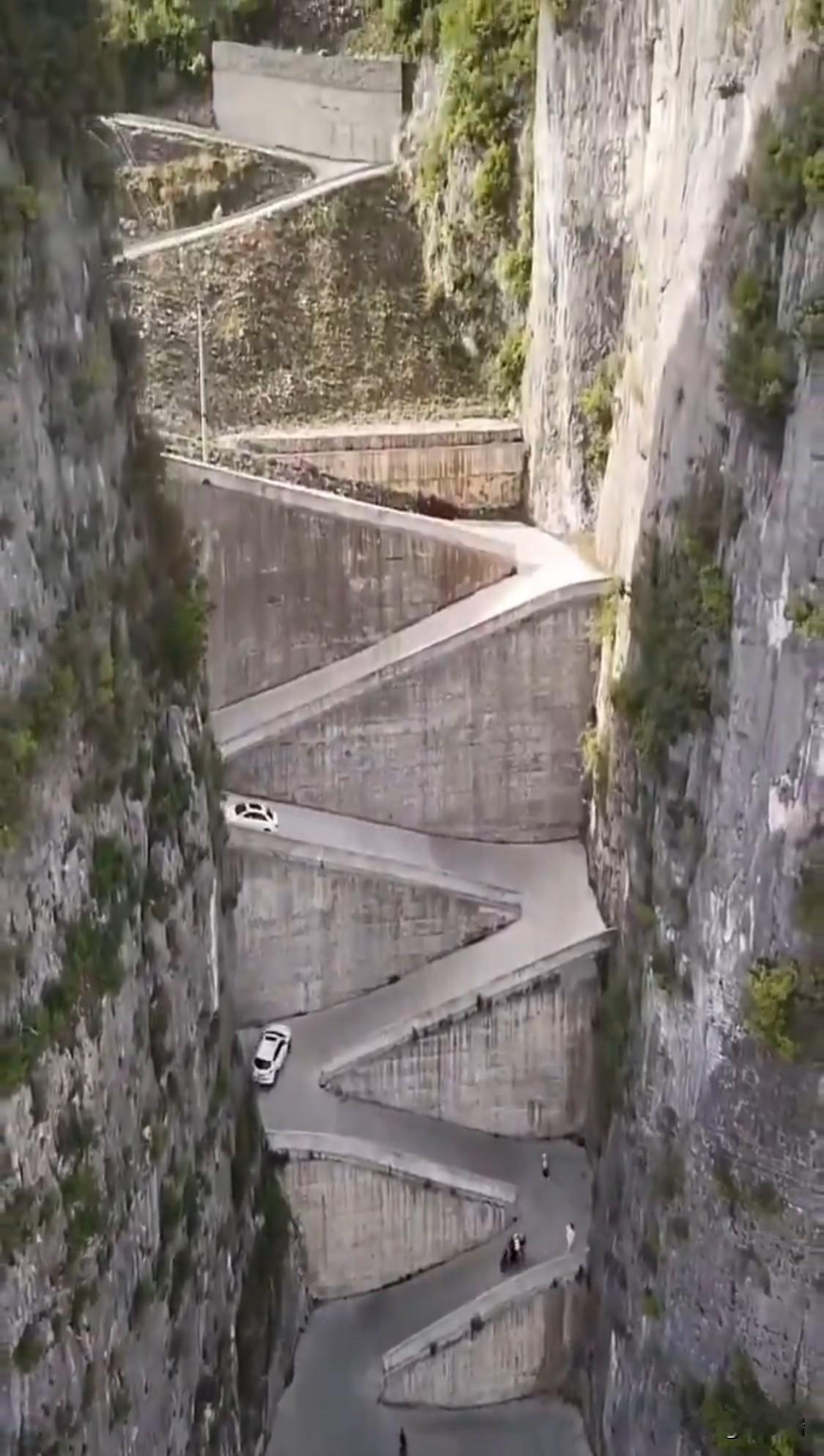 重庆巫溪县的令牌石盘山公路（LingpaishiZigzagHighway）