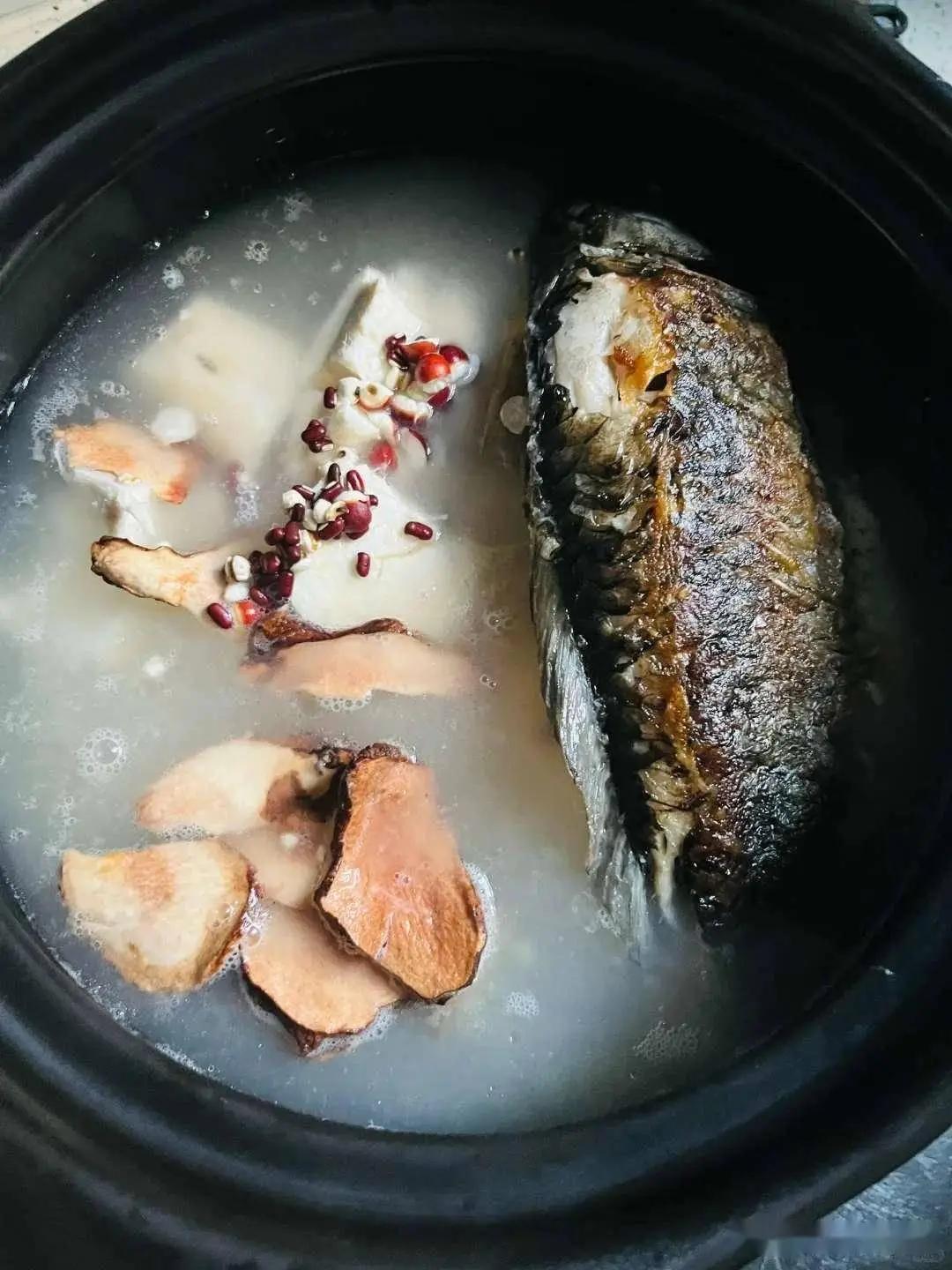 今日小满，这些美食给家人安排上吧！小满美食：1、赤小豆鲫鱼汤、薏米莲子粥、麦