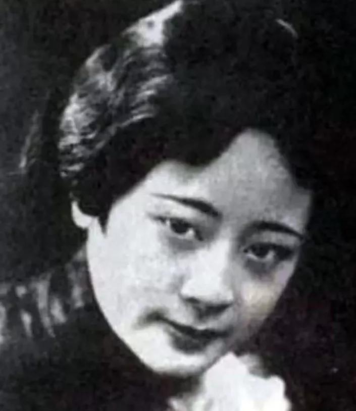1942年，作家沉樱正怀3胎，得知丈夫把全部家当3万块，拿去给戏子赎身。她不哭不