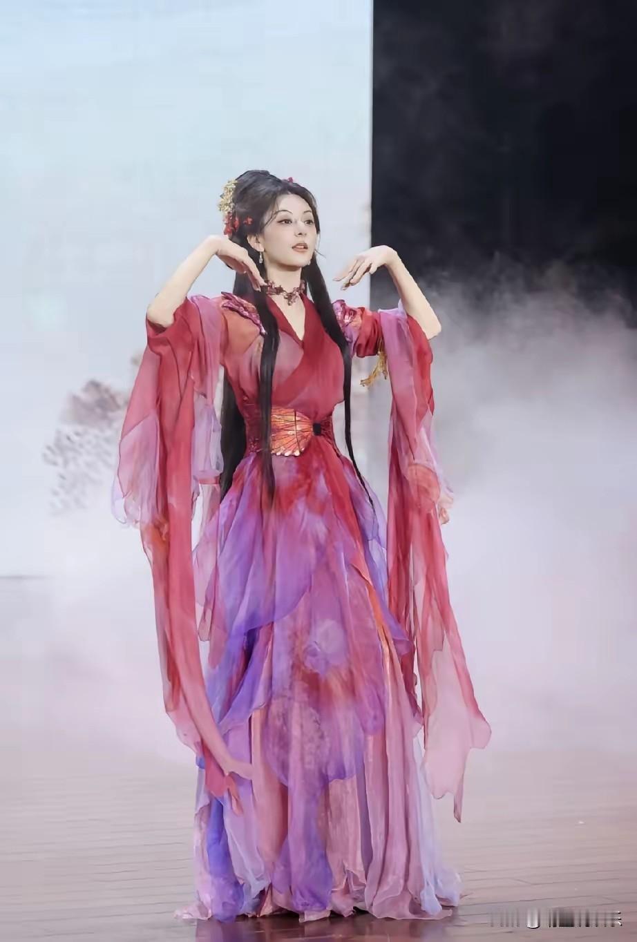 天王嫂方媛是真拼啊！刚坐完月子就出来捞金了，和温碧霞同台商演，方媛穿上美艳的