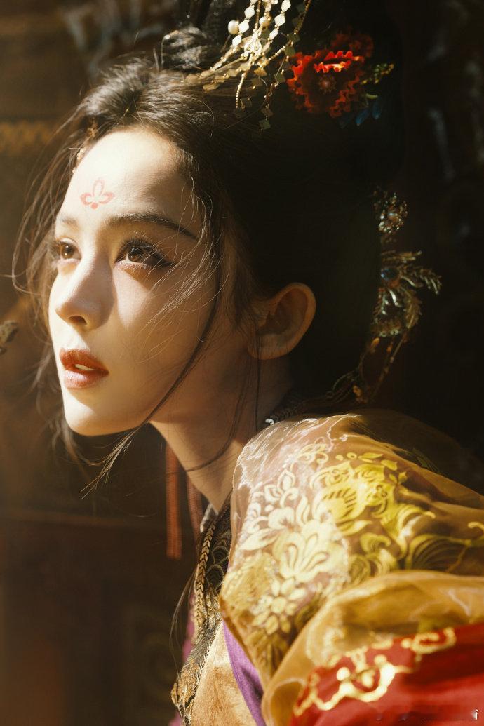 娜扎神人出神图天老爷看看娜扎这个建模吧，女娲你偏心！！娜扎这组写真神到没边了，