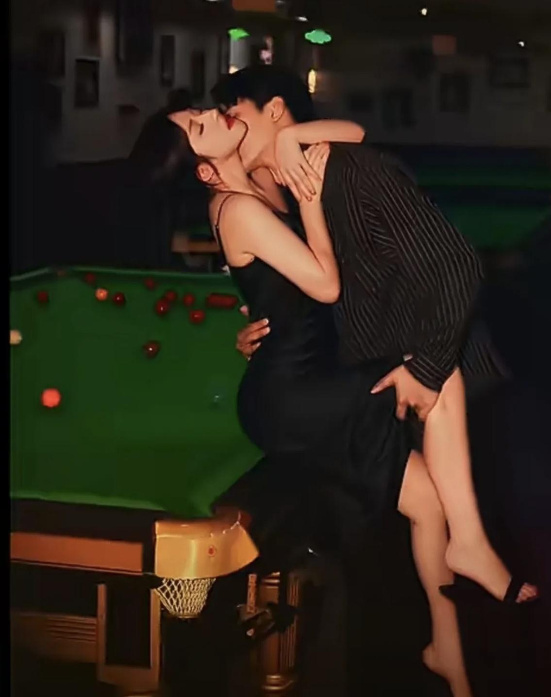 王思聪前女友黄一鸣，和现任在台球厅接吻拍照！昏暗的台球厅里，相拥亲吻的照片