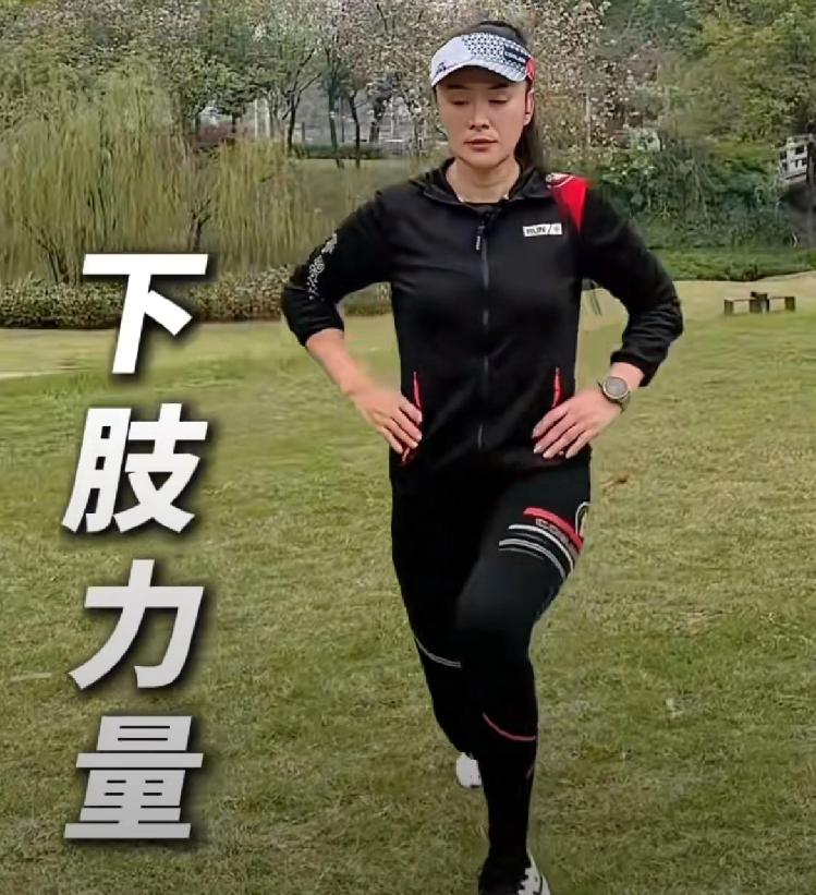 以“能正常说话”的配速慢跑，每周3-4次，每次30-40分钟，避免高强度冲刺伤关