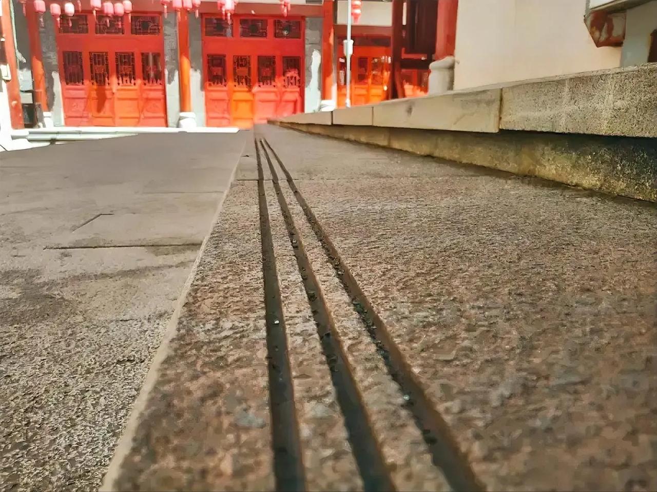 尊重确实是底线，可别轻易去踩。很多人对人客气礼貌，却还是被欺负，问题就出在没原则