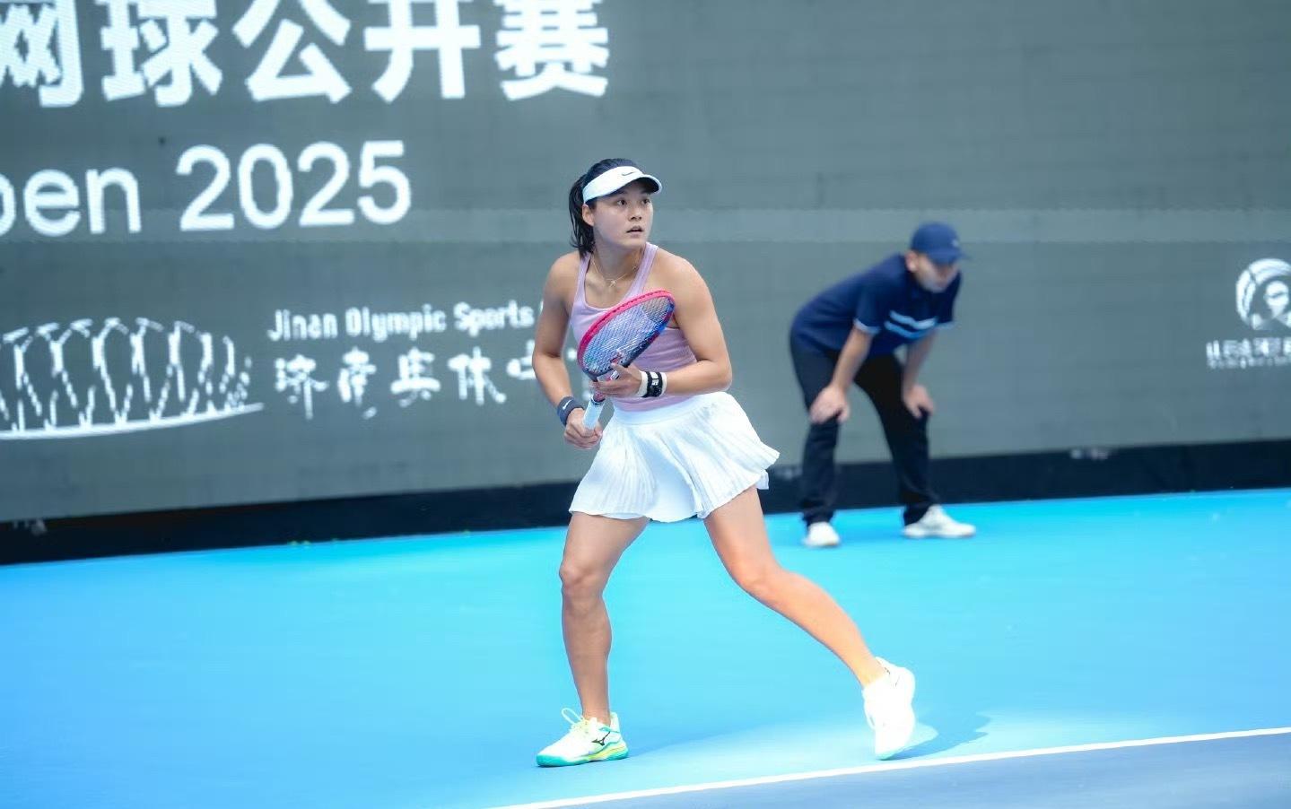 WTA125济南站女单首轮上演一场惊心动魄的较量。中国金花王雅繁经过三盘苦战，以