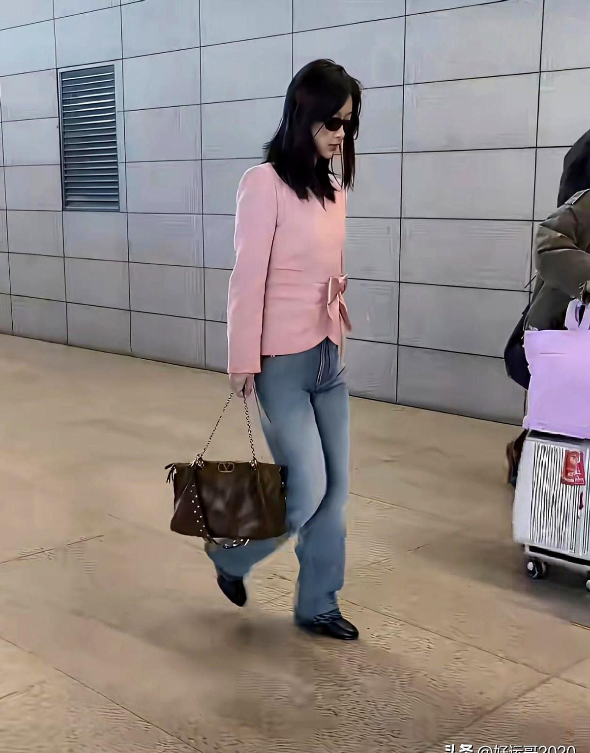 杨紫这身粉色外套，真把人看愣了！这衣袖和腰束得太紧，妥妥把她显老显胖，根本不